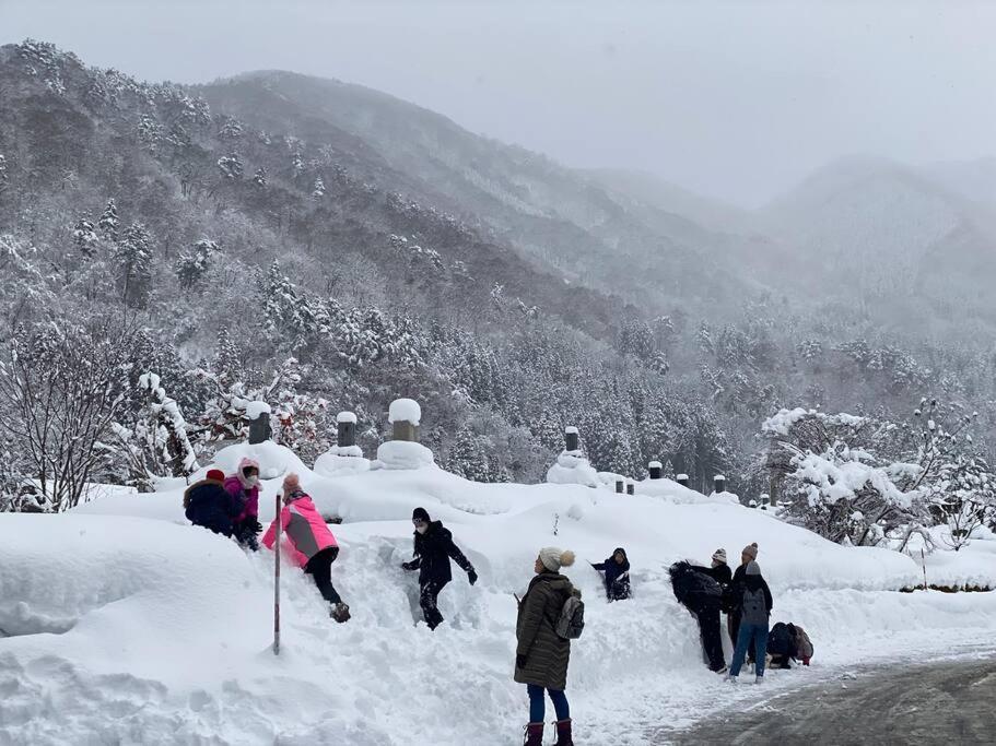 Апартаменти Way Shirakawago - Private, Free Parking And Newly Opened 2022 Way Shirakawago Екстер'єр фото